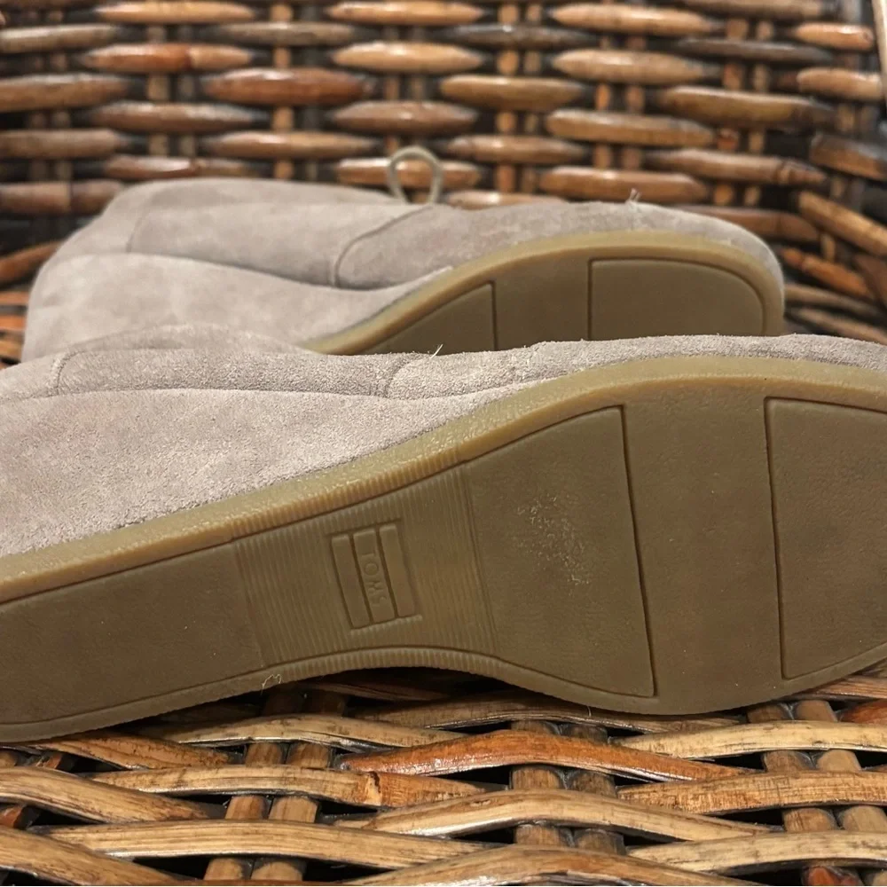 Tom’s Women's Suede Ankle Boots in size 10. Tan
